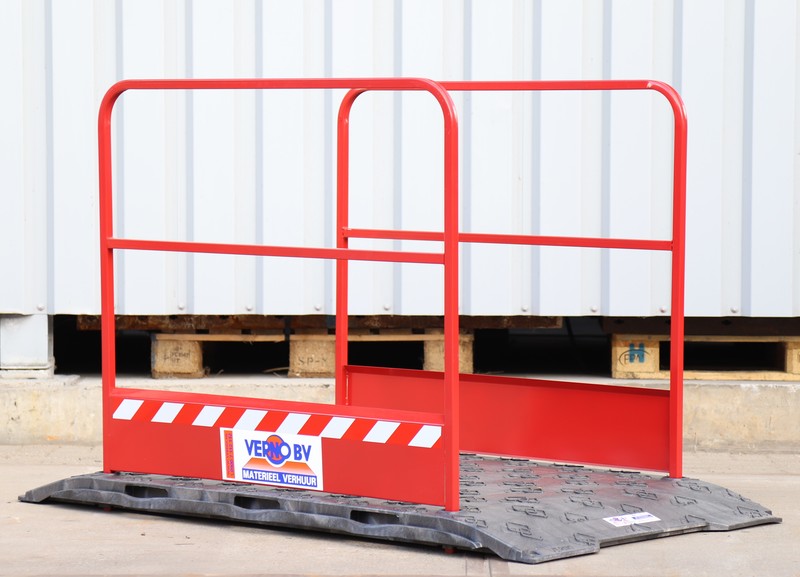 Loopbrug kunststof 170 cm met leuningen huren