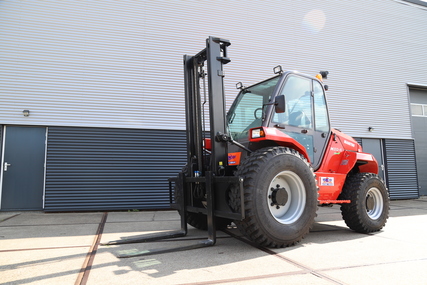 Ruwterrein-Heftruck 3 ton | Diesel | 4x4 huren
