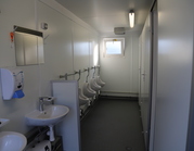 wastafels en urinoirs in sanitairunit 20 ft