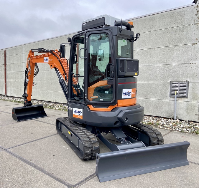 Mini-Graafmachine 3.700 kilo/diesel met overdruksysteem V3 huren