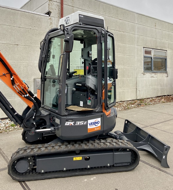 Mini-Graafmachine 3.700 kilo/diesel met overdruksysteem V3 huren