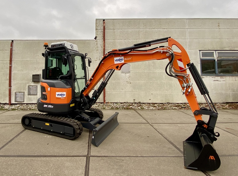 Mini-Graafmachine 3.700 kilo/diesel met overdruksysteem V3 huren