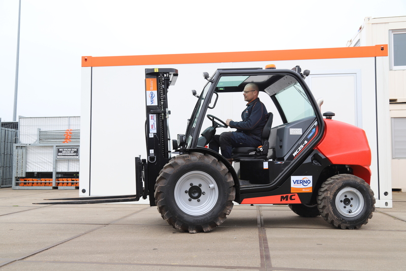 Ruwterrein-Heftruck 2,5 ton | Diesel | 4x4 huren