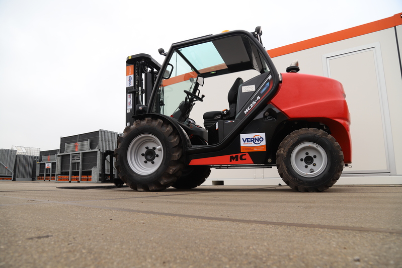 Ruwterrein-Heftruck 2,5 ton | Diesel | 4x4 huren