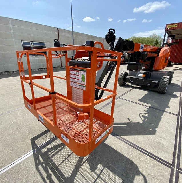 Knik-telescoop hoogwerker | 17,8 meter | Accu | 4x4 zelfrijdend huren