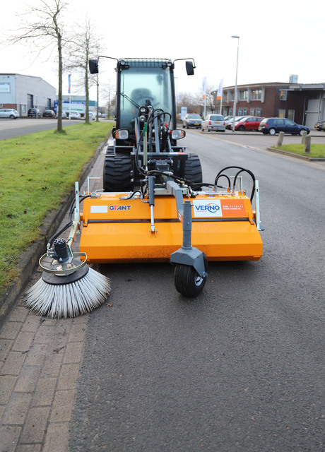 Veegmachine met zijborstel 150 cm t.b.v. knikladers huren