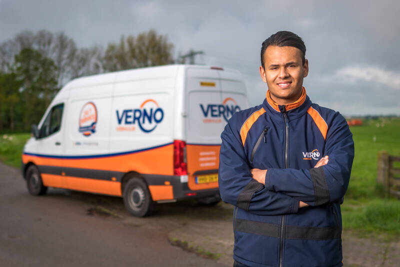 Medewerker van Verno voor Verno-busje
