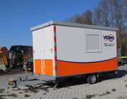Schaftwagen met zonnepaneel, berging en wc