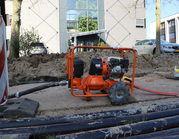 2” Vuilwaterpomp benzine 20m3 van Verno op een opengebroken straat