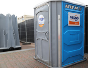 Toegankelijk mindervaliden toilet op evenementenlocatie.