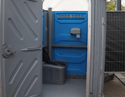 Toegankelijk mindervaliden toilet op evenementenlocatie.