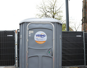 Toegankelijk mindervaliden toilet op evenementenlocatie.