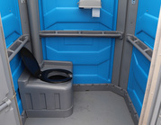 Toegankelijk mindervaliden toilet op evenementenlocatie.