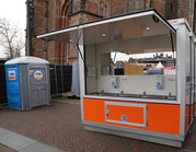 Toegankelijk mindervaliden toilet op evenementenlocatie.