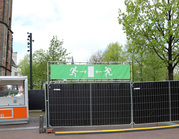 Opzethek voor bouwhekken met doek en opdrukking 'nooduitgang'. 