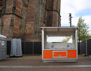 Toilet-unit voor 14 personen in gebruik tijdens evenement.