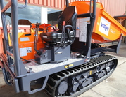 Met deze dumper op rupsen werk je zeer compact op onverhard terrein.