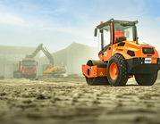 Trilwals van 6,6 ton in actie op een bouwterrein.