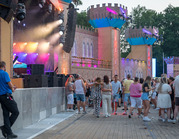 Stagebarriers ingezet tijdens een buitenevenement, veiliger dan dranghekken.