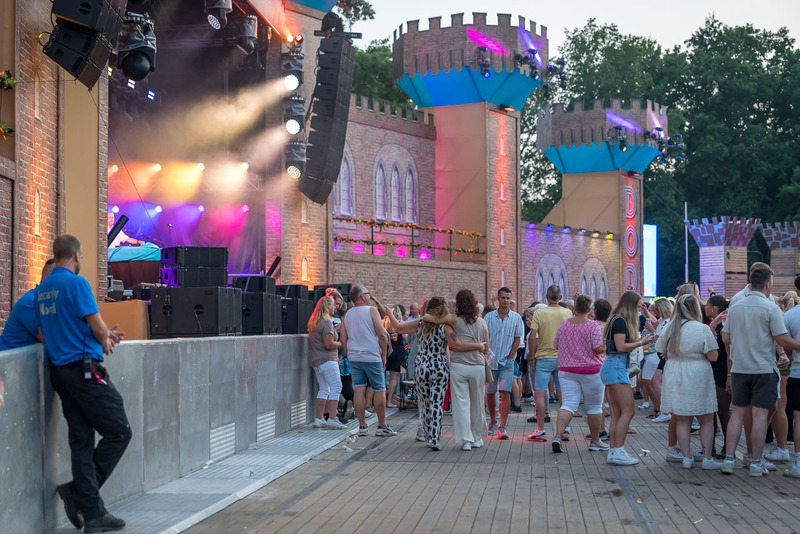 Stagebarriers ingezet tijdens een buitenevenement, veiliger dan dranghekken.