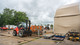 Ruwterrein heftruck in gebruik backstage op een evenemententerrein.